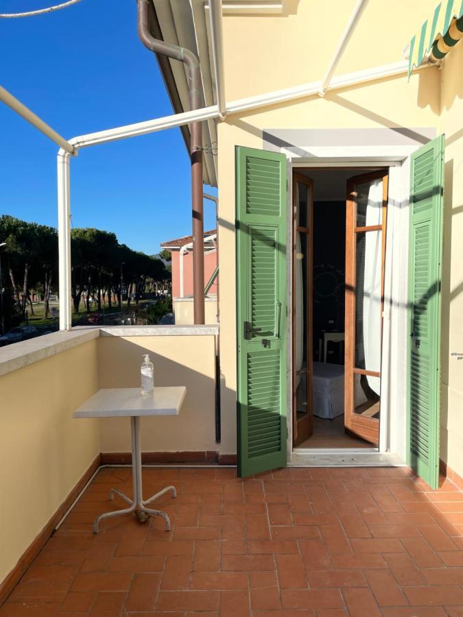 Elegante Camera Matrimoniale Con Balcone A 500 Mt Dal Mare マリーナ・ディ・カッラーラ エクステリア 写真